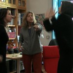 milli studio con braccio alzato